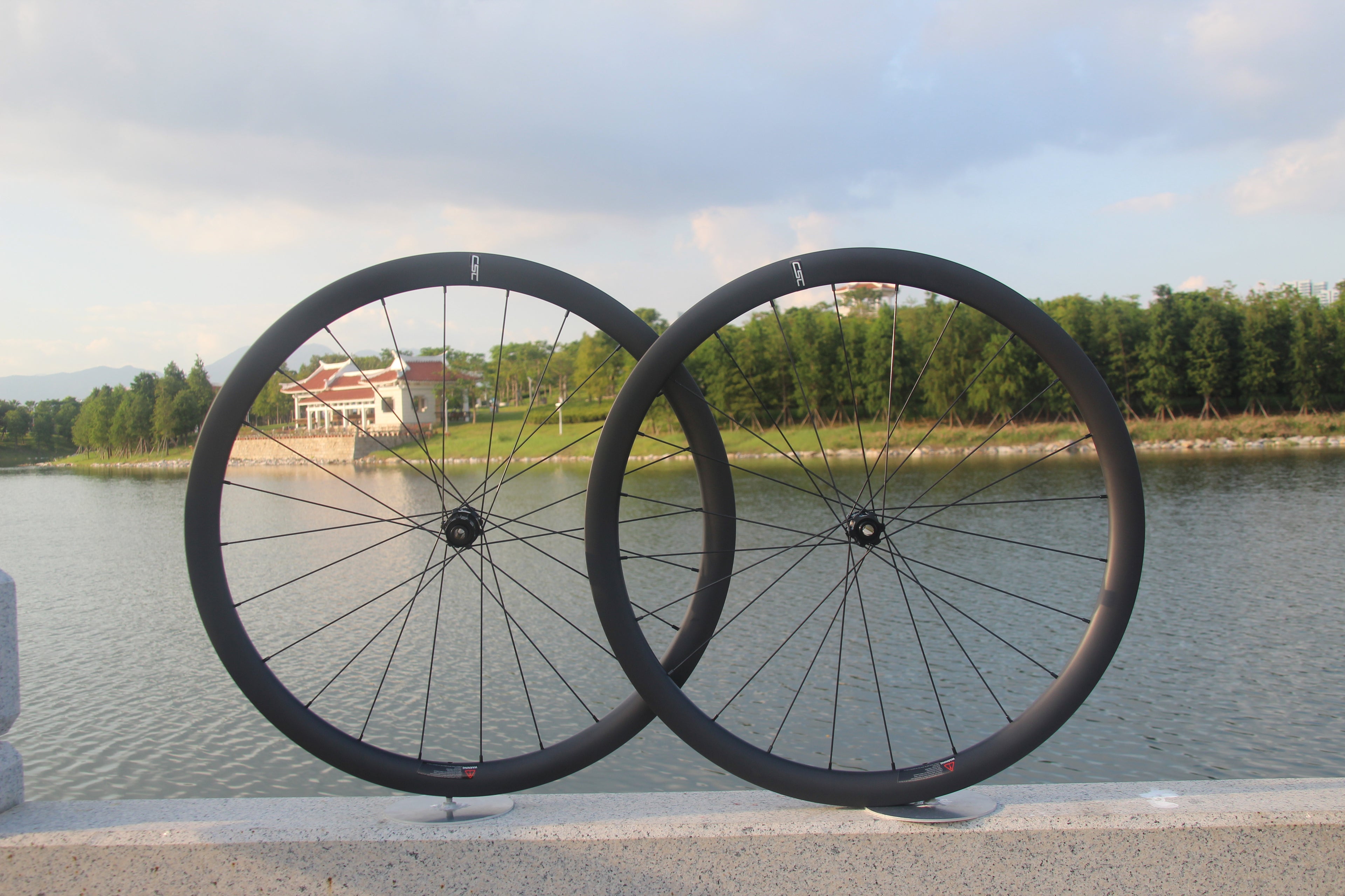 1280g  Carbon Fiber Disc Brake Bicycle Wheelset – 54T Ratchet System – 38/40/50/58mm Depth – Tubeless-Ready – Center-Lock Mount – Carbon Wheelset (This listing is for the Front Wheel / Rear Wheel only)